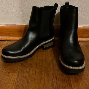 Universal thread black Chelsea boots 7.5